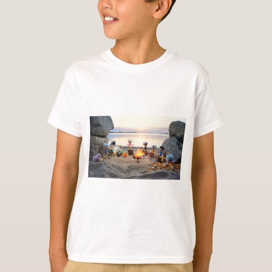 T-shirt Fubby Les Poupées au feu de camp mangent des noix. (Devant)