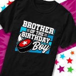 T-shirt Fun Kids Hockey Party Brother of the Birthday Boy<br><div class="desc">Ce design de fête d'anniversaire de hockey est parfait pour une fête d'anniversaire de hockey masculin. Idée de fête d'anniversaire pour les enfants qui aiment jouer au hockey, regarder le hockey ou les futurs joueurs de hockey étoiles! Il présente un dessin de rondelle de hockey pour la fête d'anniversaire d'un...</div>