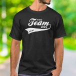 T-shirt Funny Bachelor Team Groom Boire Logo sportif<br><div class="desc">T-shirt amusant pour l'équipe/les copains de la salle de sport. Un design cool avec un logo de sports rétro comme "Team" avec une queue de balai. Personnalisez en ajoutant du texte personnalisé - date, emplacement, etc. ou supprimez n'importe quel texte. Idéal pour une soirée de baccalauréat ou des groomsmen. Consultez...</div>