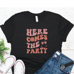 T-shirt Funny Bachelorette Party T chemise<br><div class="desc">Mignonne et drôle Bachelorette T Chemise pour les amis de la mariée. Texte simple qui dit Voici vient la fête avec des lettres roses et des verres à vin rose.</div>