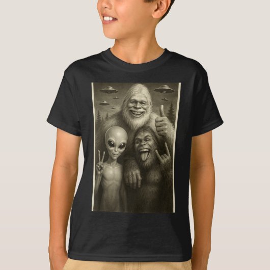 T-shirt Funny Bigfoot, Alien, &amp; Yeti Sasquatch Rock On (Devant)