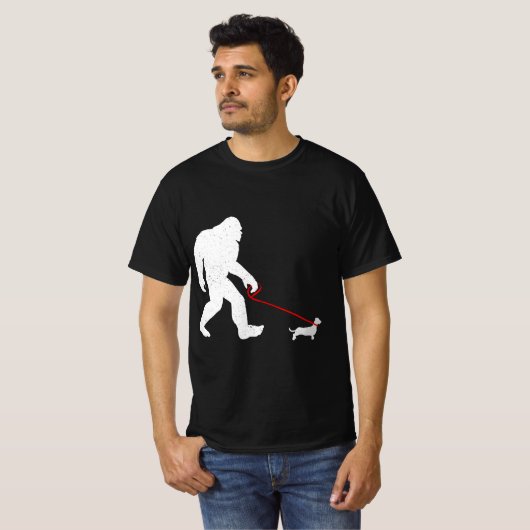 T-shirt Funny Bigfoot Sasquatch Walking Dachshund Weiner D (Devant entier)