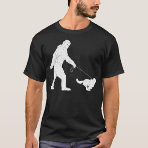 T-shirt Funny Bigfoot Sasquatch Walking Golden Retriever D