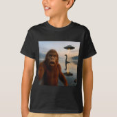 T-shirt Funny Bigfoot Selfie With Loch Ness Monster And Uf (Devant)