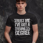 T-shirt Funny Business School Graduation MBA<br><div class="desc">Faites-moi confiance,  j'ai un diplôme en affaires. Un cadeau d'humour pour un diplômé qui a obtenu une maîtrise en administration des affaires d'un collège ou d'une université. Une citation drôle d'un homme d'affaires,  d'une femme d'affaires ou d'un homme d'affaires.</div>