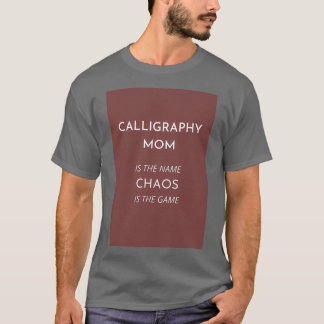 T-shirt Funny Calligraphy MOM est le nom Chaos est le jeu