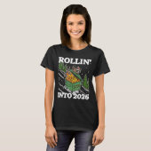 T-shirt Funny Feral Raccoon Rollin' Into 2026 Happy New Ye (Devant entier)