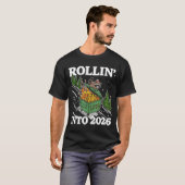 T-shirt Funny Feral Raccoon Rollin' Into 2026 Happy New Ye (Devant entier)