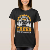T-shirt Funny I Hug Trees Chainsaw Logger Mountain Design (Devant)