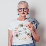 T-shirt Funny Kiss Me I'm 75 Rose Roses Floral<br><div class="desc">Embrasse la dame d'anniversaire célébrant un important anniversaire avec ce t-shirt drôle personnalisé. Il présente une belle couronne de roses pastel rose pastel et de fleurs mixtes et de verdure entourant le texte "Kiss Me I'm 75!". Vous pouvez substituer n'importe quel âge au lieu de 75 ans ou modifier le...</div>