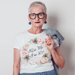 T-shirt Funny Kiss Me I'm 80 Rose Roses Floral<br><div class="desc">Embrasse la dame d'anniversaire célébrant un important anniversaire avec ce t-shirt drôle personnalisé. Il présente une belle couronne de roses pastel rose pastel et de fleurs mixtes et de verdure entourant le texte "Kiss Me I'm 80!". Vous pouvez substituer n'importe quel âge au lieu de 80 ou modifier le texte...</div>