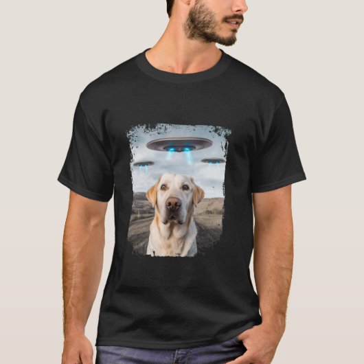 T-shirt Funny Labrador Retriever Chien Selfie avec un OVNI (Devant)
