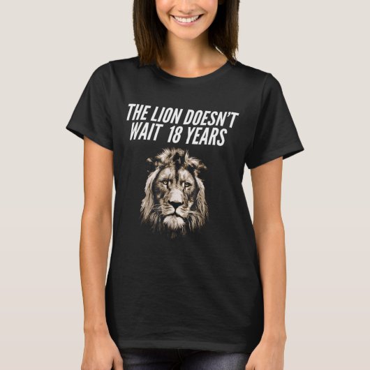 T-shirt Funny Lion Meme The Lion Doesn't Wait 18 Years Gen (Devant)