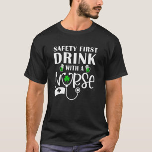 T-shirt Funny Nurse Safetyfirst Boire Avec Un Stpat Infirm