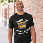T-shirt Funny School Bus Driver C'est comme ça que je roul<br><div class="desc">Ce cadeau amusant pour un chauffeur de bus scolaire présente un bus scolaire jaune à côté de la phrase hilarante This is How I Roll. Une référence pop culture cool pour un conducteur de bus qui aime l'humour moderne.</div>