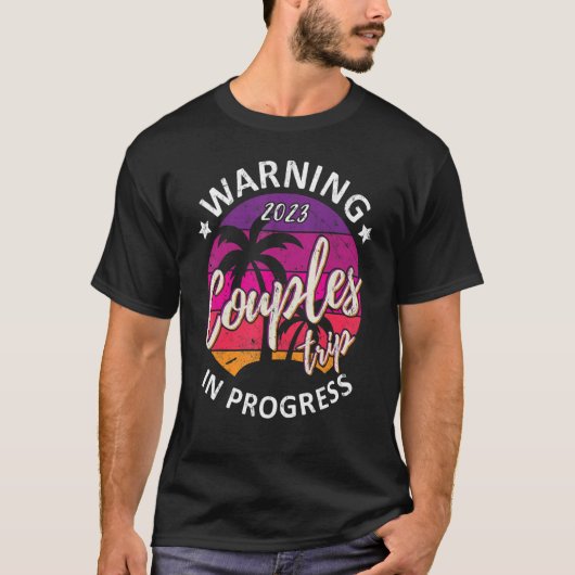 T-shirt Funny Warning Couples Trip 2023 In Progress Retro (Devant)