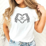 T-shirt Futur Madame Femmes Chemises Gothique Mains Squele<br><div class="desc">C'est une chemise "future mrs" d'inspiration gothique avec des mains squelettes et un design sombre et moody. Modifiez toutes les couleurs et le libellé pour rendre cette tasse adaptée à vos besoins et à votre style personnel. Sélectionnez "personnaliser ce modèle" pour effectuer d'autres modifications :) * POUR UN REGARD SURdimensionné...</div>