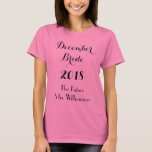 T-shirt Futur Mariée rose<br><div class="desc">WeddingsbyRhoadie est le premier endroit pour des produits personnalisés uniques! Célébrez votre prochain mariage ce t-shirt Mariée. Cette chemise en coton rose présente "Décembre Mariée" "Année" avec le futur Mme Votre nom modèle écrit en noir. Commandez les vôtres dès aujourd'hui !</div>