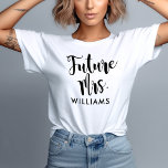 T-shirt Futur Mme Black Script Personnalisé Nom Mariage<br><div class="desc">Le design personnalisé du mariage moderne "Future Mrs" pour la mariée comprend un schéma moderne en noir et blanc avec une typographie manuscrite de calligraphie audacieuse et ludique avec des détails de défilement élégants. Personnalisez le texte personnalisé décontracté mais élégant son nouveau / futur nom de famille marié.</div>