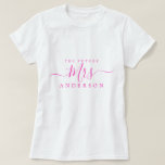 T-shirt Futur Mme Chic Script Nom personnalisé Mariée à êt<br><div class="desc">Future Mme moderne et élégant t-shirt de nom personnalisé avec le texte Mme en rose néon élégant calligraphie script. Ajoutez simplement le nom de la mariée à être et le cadeau parfait de douche nuptiale est prêt à vous donner. Conçu exclusivement pour vous par Happy Dolphin Studio.</div>