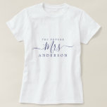 T-shirt Futur Mme Chic Script Nom personnalisé Mariée à êt<br><div class="desc">Future Mme moderne et élégant t-shirt de nom personnalisé avec le texte Mme en bleu marine élégant calligraphie script. Ajoutez simplement le nom de la mariée à être et le cadeau parfait de douche nuptiale est prêt à vous donner. Conçu exclusivement pour vous par Happy Dolphin Studio.</div>