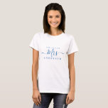 T-shirt Futur Mme Chic Script Nom personnalisé Mariée pour<br><div class="desc">Futur Mme moderne nom personnalisé t-shirt avec le texte Mme en bleu élégant script calligraphie. Il suffit d'ajouter le nom de la mariée à être et vous aurez le cadeau de douche de mariée parfait. Conçu exclusivement pour vous par Happy Dolphin Studio.</div>