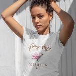T-shirt Futur Mme floral typographie script équipe mariée<br><div class="desc">Glam élégant floral personnalisé futur Mme t-shirt avec parties scintillant en cuivre brossé à la main comme script de typographie, une fleur de magnolia couleur rose pâle, et un petit coeur. Facilité de personnalisation avec la mariée pour être un nom futur. Convient pour le printemps ou l'été tendance, la mariée...</div>