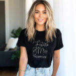 T-shirt Futur Mme White Script moderne Mariage personnalis<br><div class="desc">Scénario de calligraphie blanche chic et moderne "Future Madame",  tee - shirt mariage mariée,  présente un texte personnalisé qui peut être personnalisé avec le nom de famille de la mariée. Parfait pour la mariée à porter à la fête de la bachelorette et le week-end mariage !</div>