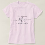 T-shirt Futur script chic personnalisé Mme Future mariée<br><div class="desc">Futur Mme moderne personnalisé t-shirt rose avec le texte Mme en calligraphie élégante noire. Ajoutez simplement le nom de jeune fille de la mariée et le cadeau de douche de mariage parfait est prêt à vous offrir. Conçu exclusivement pour vous par Happy Dolphin Studio.</div>