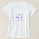 T-shirt Future Mrs Chic Script Nom personnalisé Future mar<br><div class="desc">Future Mrs moderne et élégant t-shirt personnalisé avec le texte Mrs en écriture calligraphique élégante violet vif. Ajoutez simplement le nom de jeune fille de la mariée et le cadeau de douche de mariage parfait est prêt à être offert. Conçu exclusivement pour vous par Happy Dolphin Studio.</div>