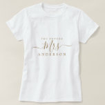 T-shirt Future Mrs Chic Script Nom personnalisé Future mar<br><div class="desc">Future Mrs moderne et élégant t-shirt personnalisé avec le texte Mrs en calligraphie script élégante dorée. Ajoutez simplement le nom de famille de la mariée et le cadeau de douche de mariage parfait est prêt à être offert. Conçu exclusivement pour vous par Happy Dolphin Studio.</div>