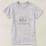 T-shirt Future Mrs Chic Script Nom personnalisé Future mar<br><div class="desc">Future Mrs moderne t-shirt personnalisé avec le texte Mrs en calligraphie élégante noire. Ajoutez simplement le nom de jeune fille de la mariée et le cadeau de douche de mariage parfait est prêt à être offert. Conçu exclusivement pour vous par Happy Dolphin Studio.</div>