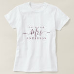 T-shirt Future Mrs Chic Script Nom personnalisé Future mar<br><div class="desc">Future Mrs moderne et élégant t-shirt personnalisé avec le texte Mrs en calligraphie script élégant en bordeaux. Ajoutez simplement le nom de famille de la mariée et le cadeau de douche de mariage idéal est prêt à être offert. Conçu exclusivement pour vous par Happy Dolphin Studio.</div>