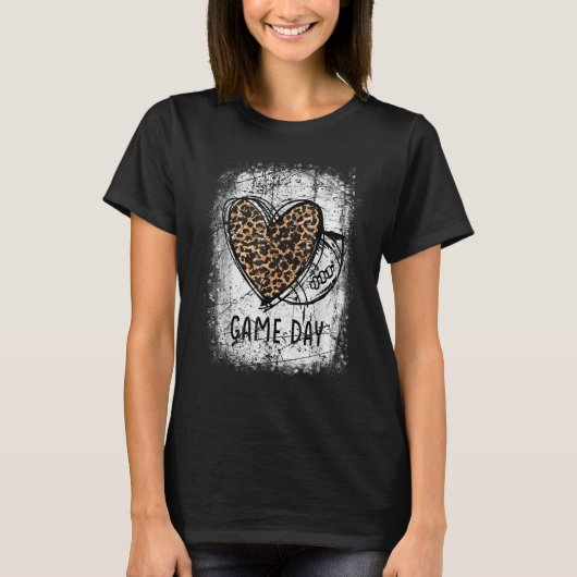 T-shirt game day with leopard heart football  mom bleached (Devant)