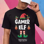 T-shirt Gamer elf fun ironique Noël nom de la famille<br><div class="desc">Ce t-shirt ludique et ironique, qui fait partie d'une collection d'elfes de famille assortie avec des cadeaux pour chaque membre de la famille, vous aidera à entrer dans l'ambiance des vacances. Parfait pour tous les rassemblements de famille de Noël, ce t-shirt est doté d'un casquette elfe mignon et de jambes...</div>
