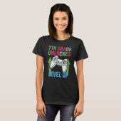 T-shirt Gamme vidéo rétroactive de 7e année déverrouillée (Devant entier)
