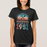 T-shirt Gardener né en 1951 Gardening 70th Birthday Gift<br><div class="desc">Ne sous-estimez jamais un jardinier né en 1951. Un cadeau de 70e anniversaire idéal pour un amateur de jardinage et de jardin de 70 ans qui aime les plantes,  les fleurs et la vie botanique. Retro présent pour Men Women votre mère.</div>