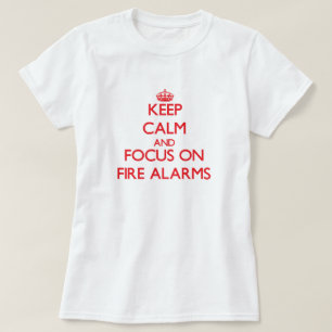 T-shirt Gardez le calme et le foyer sur des alarmes