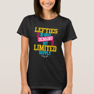 T-shirt Gauche Dans Une Grande Demande Mais Offre Gauche