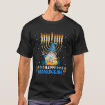 T-shirt Gnome Hanoukka Dreidel Menorah Chanukah<br><div class="desc">Un cadeau hanoukka amusant et le design de festival juif pour les juifs. Un design parfait pour fêter hanoukka ou Noël. Grand design de vacances juif avec vos chandelles hanoukka et décorations hanoukka.</div>