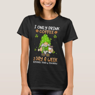 T-shirt Gnome I Ne Boit Que Du Café 3 Jours Par Semaine St
