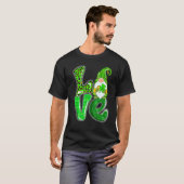 T-shirt Gnomes de la Saint-Patrick tenant un trèfle avec a (Devant entier)