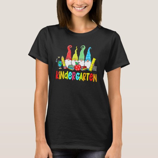 T-shirt Gnomes Kindergarten Crew First Day Teacher Back To (Devant)