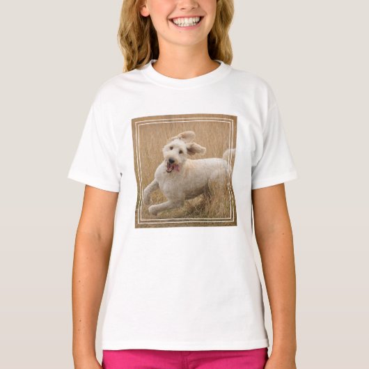 T-shirt Goldendoodle traverse l'herbe (Devant)