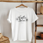 T-shirt Goth Mama Baby shower de tatouage à fleurs d'Hallo<br><div class="desc">Collection "Goth Baby" - un mélange unique de fleurs délicates et de crânes pointus, élégamment confectionnés en noir et blanc classique. Offrez-vous un décor et des invitations à la douche pour bébé, parfaitement conçu pour ceux qui apprécient la beauté des contrastes. Que vous fêtiez l'arrivée d'un petit ou que vous...</div>
