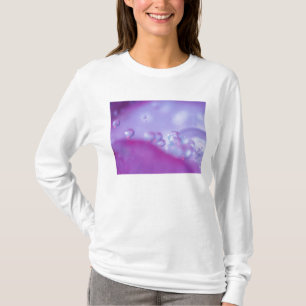 T-shirt Gouttes de rosée sur un pétale de fleur abstrait. 
