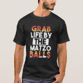 T-shirt Grab Life By The Matzo Balls Funny Passover Jewish (Devant)