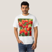 T-shirt Grand champ de tulipes rouges (Devant entier)
