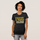 T-shirt Grand-mère fière d'une chemise déployée de soldat (Devant entier)