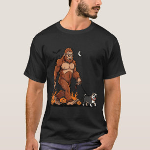 T-shirt Grand Pied Pug qui Marche Halloween Chien Sasquatc